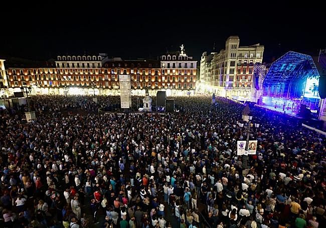 El público en la Plaza Mayor, durante el concierto de Vanesa Martín.