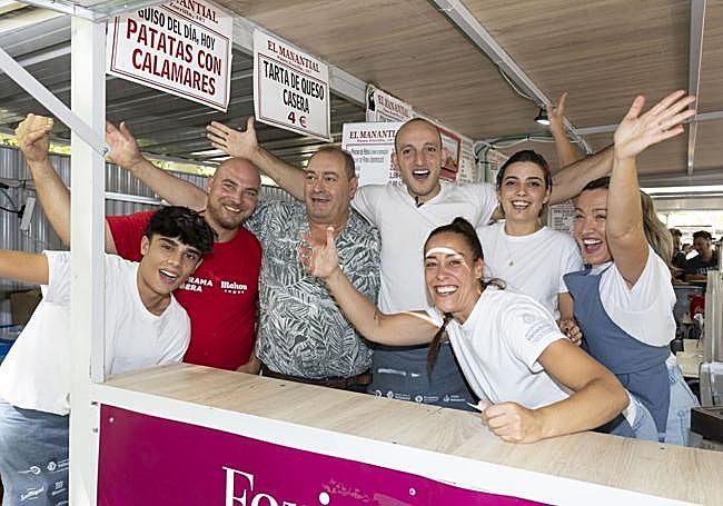 Chuchi, en el centro, con sus compañeros de caseta