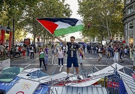 Las manifestaciones propalestinas cortan el recorrido de la Vuelta en el centro de Madrid.