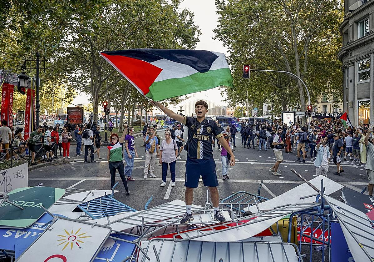 Las manifestaciones propalestinas cortan el recorrido de la Vuelta en el centro de Madrid.