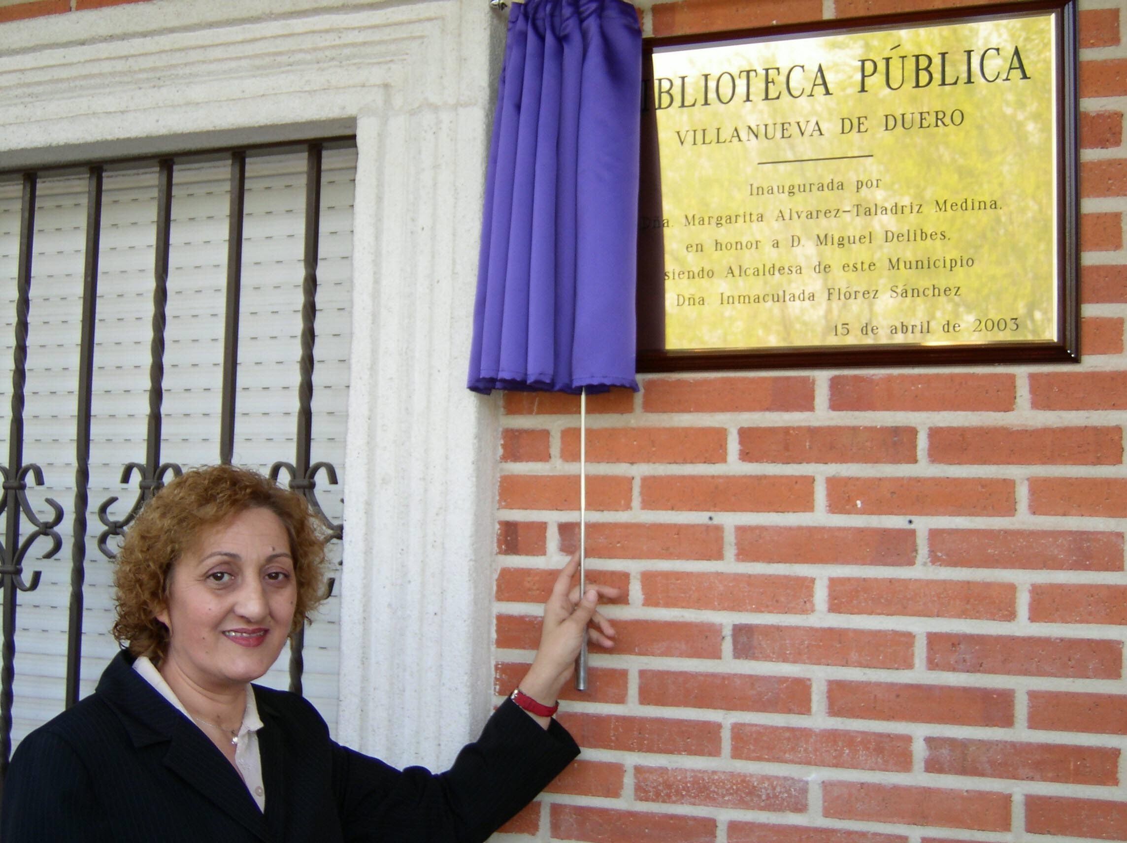La poetisa Margarita Álvarez Taladríz descubre la placa durante la inauguración de la nueva biblioteca pública de Villanueva. 16 de abril de 2003.