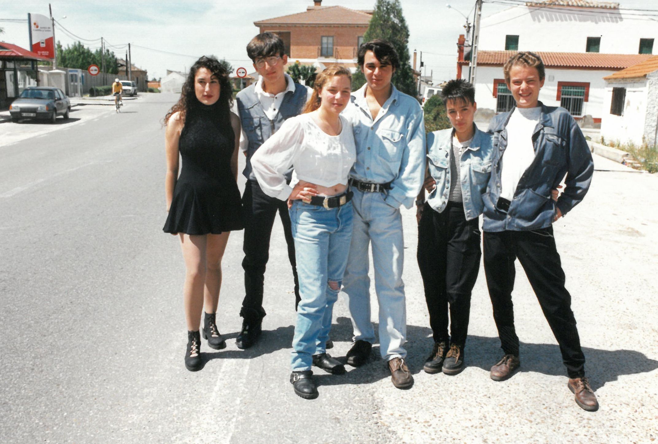 La reina de las fiestas, en el centro, acompañada por las damas y los galanes. 1 de junio de 1994.
