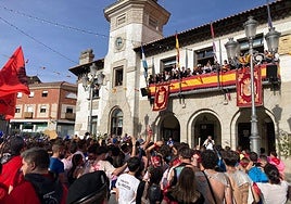 Los espinariegos dan la bienvenida a las fiestas durante el pregón.