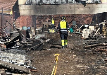 El incendio en un solar de Montemayor afecta a una nave agrícola