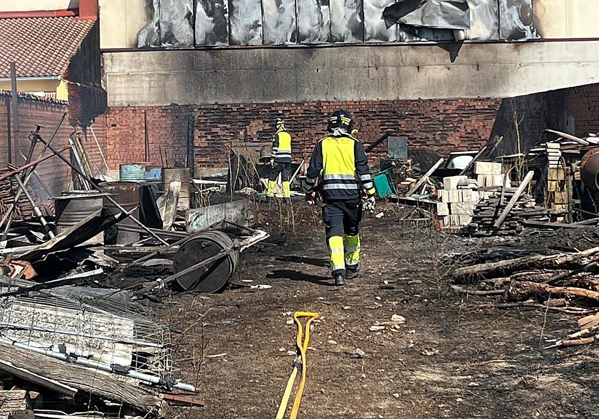 Bomberos de la Diputación de Valladolid intervienen en el incendio en el interior del solar.