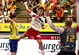 Brais González se dispone a disparar ante la meta contraria.