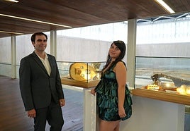 Los hermanos Marimar y Ángel Pozo Velasco posan ante las vitrinas de la exposición en La Olmeda.