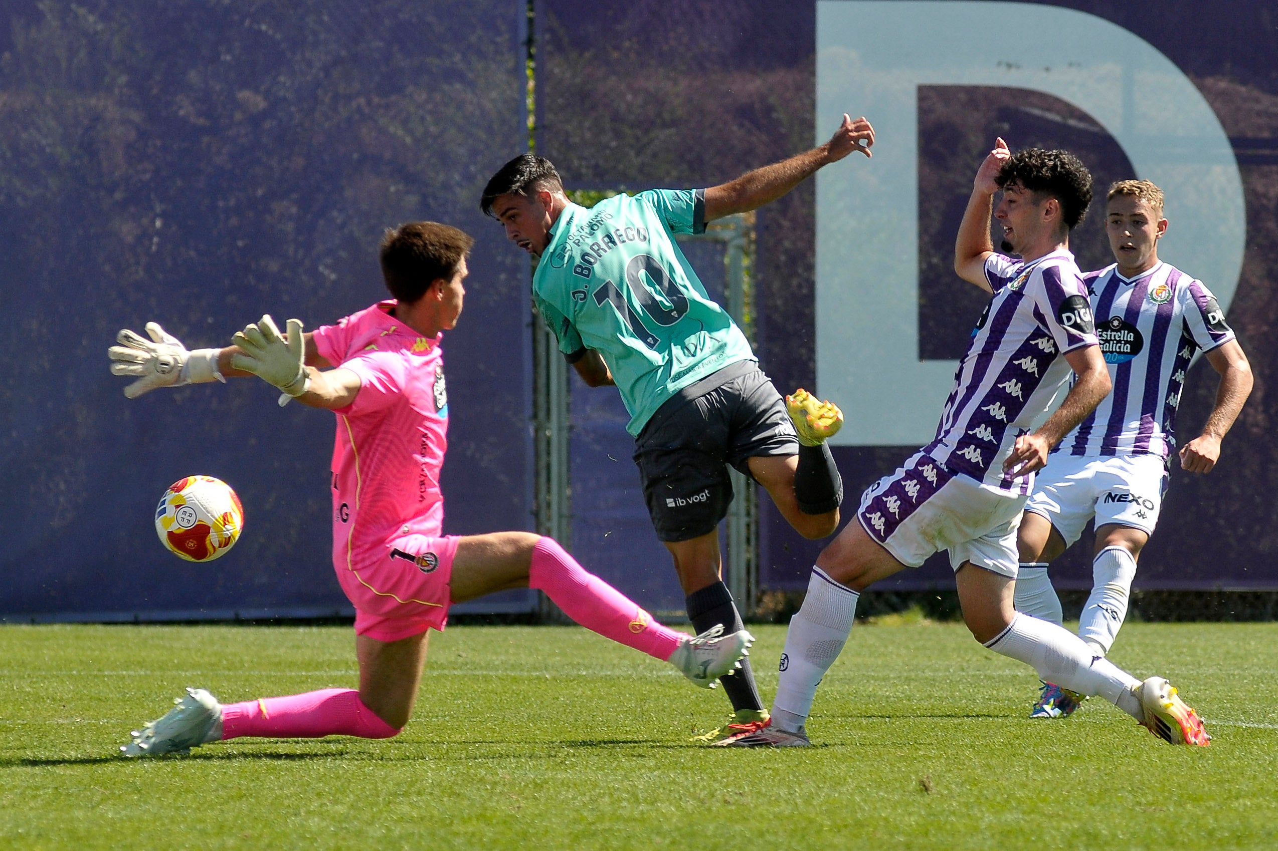 Javi Borrego intenta marcar de tacón en una de las últimas acciones del partido.