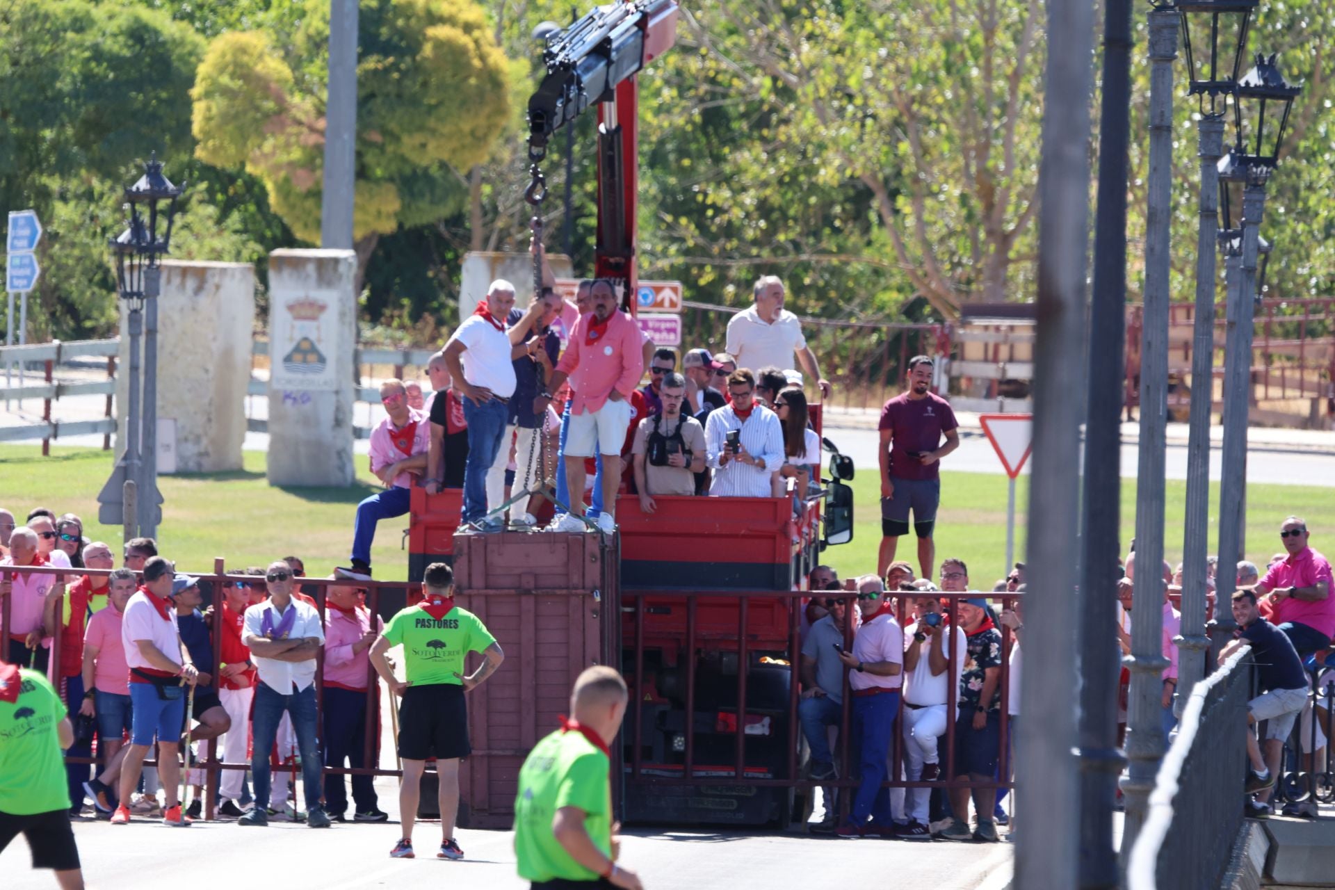 Las imponentes imágenes del toro de cajón en Tordesillas