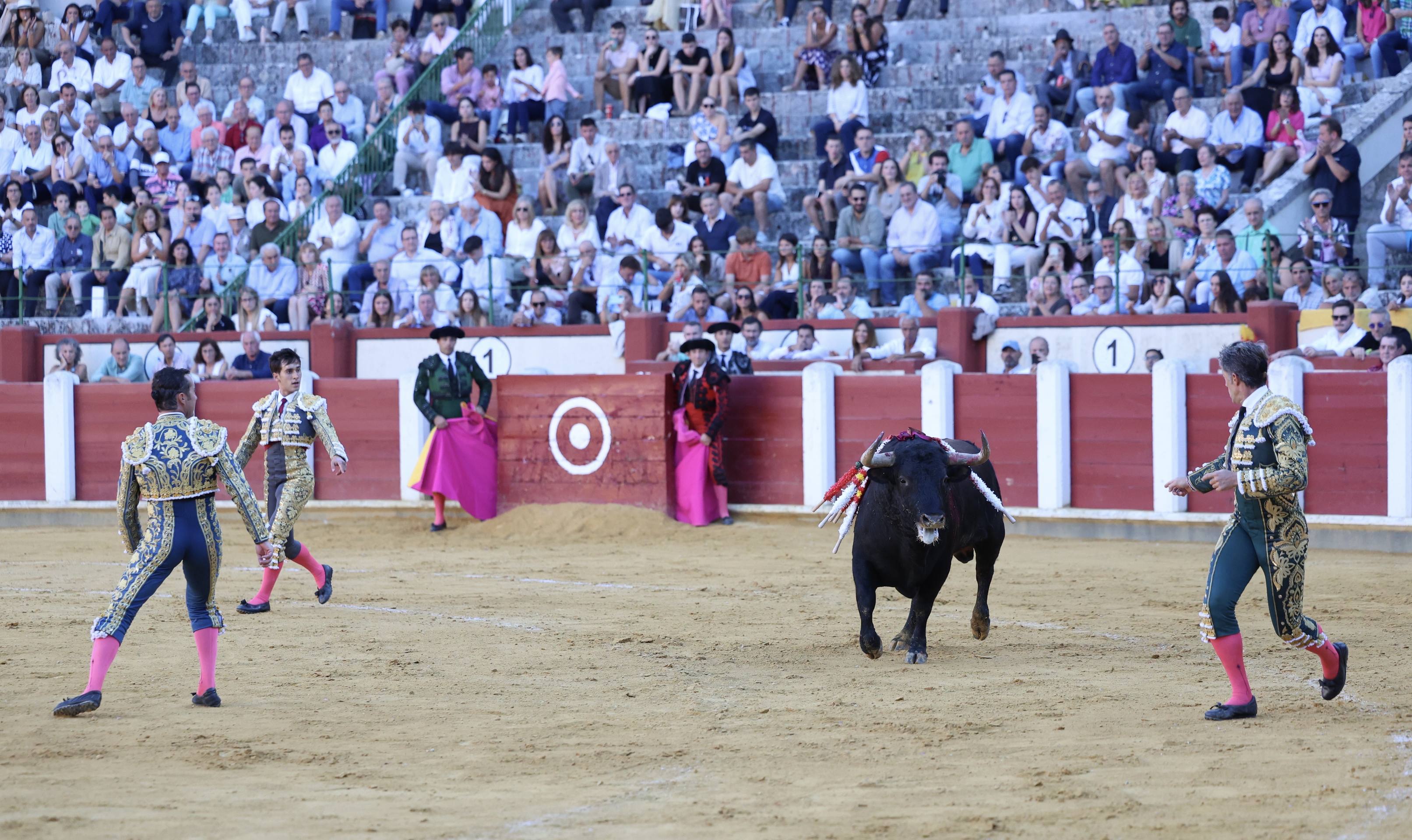 La corrida de El Fandi, Escribano e Ismael Martín, en imágenes