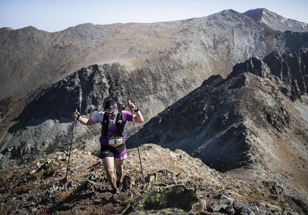 Un participante, en el entorno único del Ultra Trail.