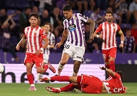 Marcos André trata de salvar la entrada de Álex Muñoz durante el último Real Valladolid-Almería.