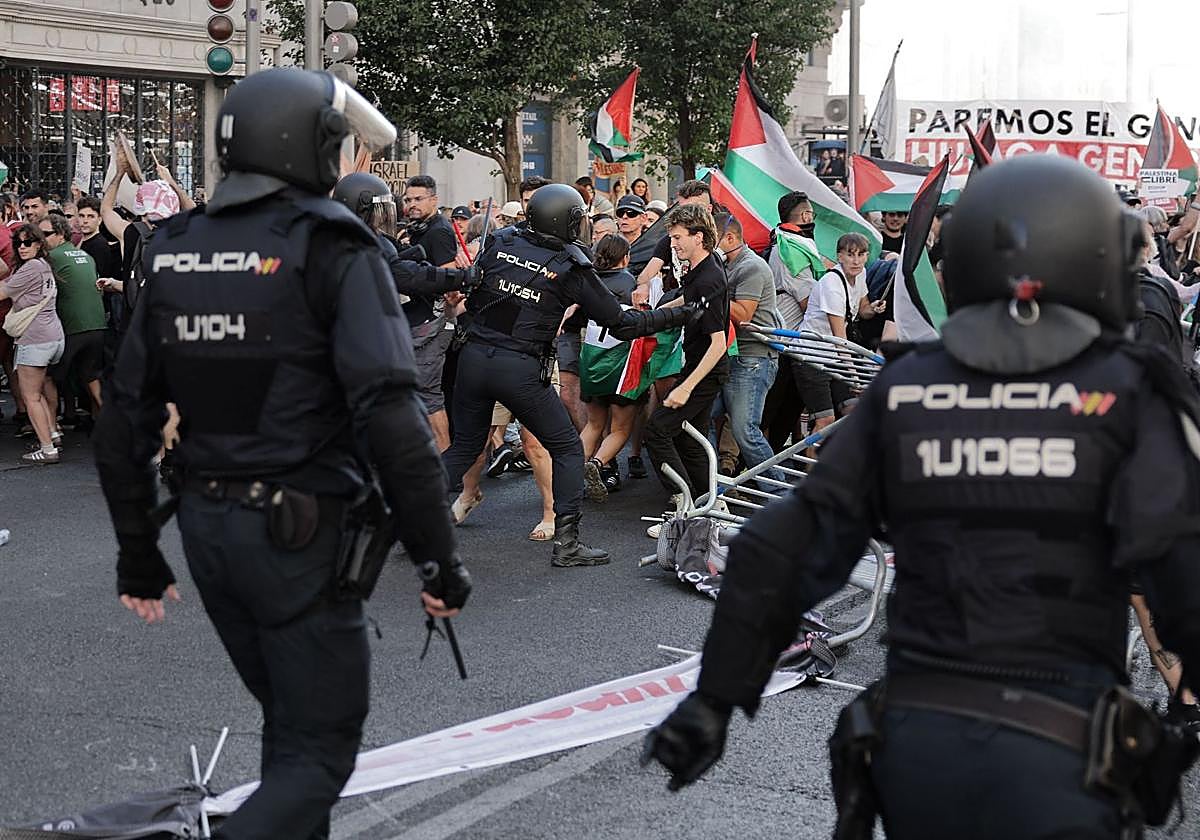 Momento de los altercados en Madrid entre la Policía y los manifestantes a favor de Palestina.