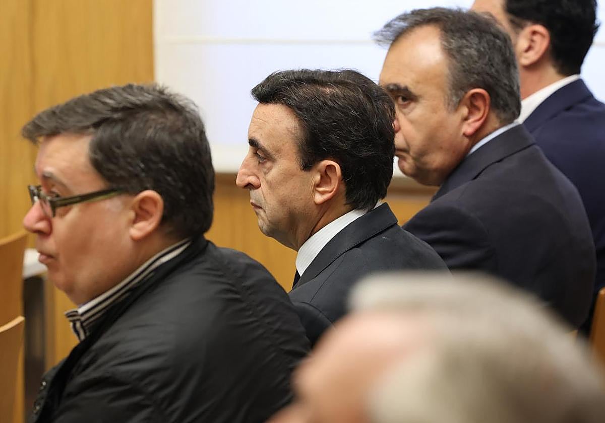 De izquierda a derecha, Rafael Delgado, Alberto Esgueva y Francisco Esgueva, durante la primera sesión del juicio por la trama eólica.