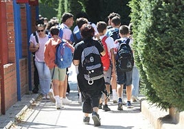 Alumnos de Bachillerato salen de un instituto de Valladolid este lunes.