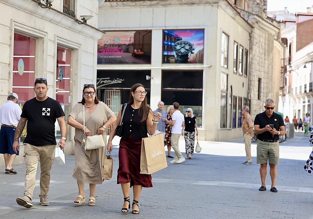 Gente de compras por la calle Santiago de Valladolid.