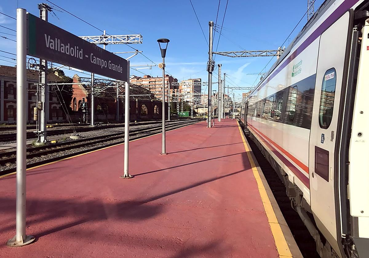 Imagen de archivo de un tren en la estación Campo Grande de Valladolid.