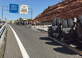 Ambulancia y camión volcado, este lunes en el lugar del accidente.
