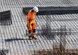 Un trabajador de la construcción en un edificio en obras en el barrio de los Cuarteles de Valladolid este verano.