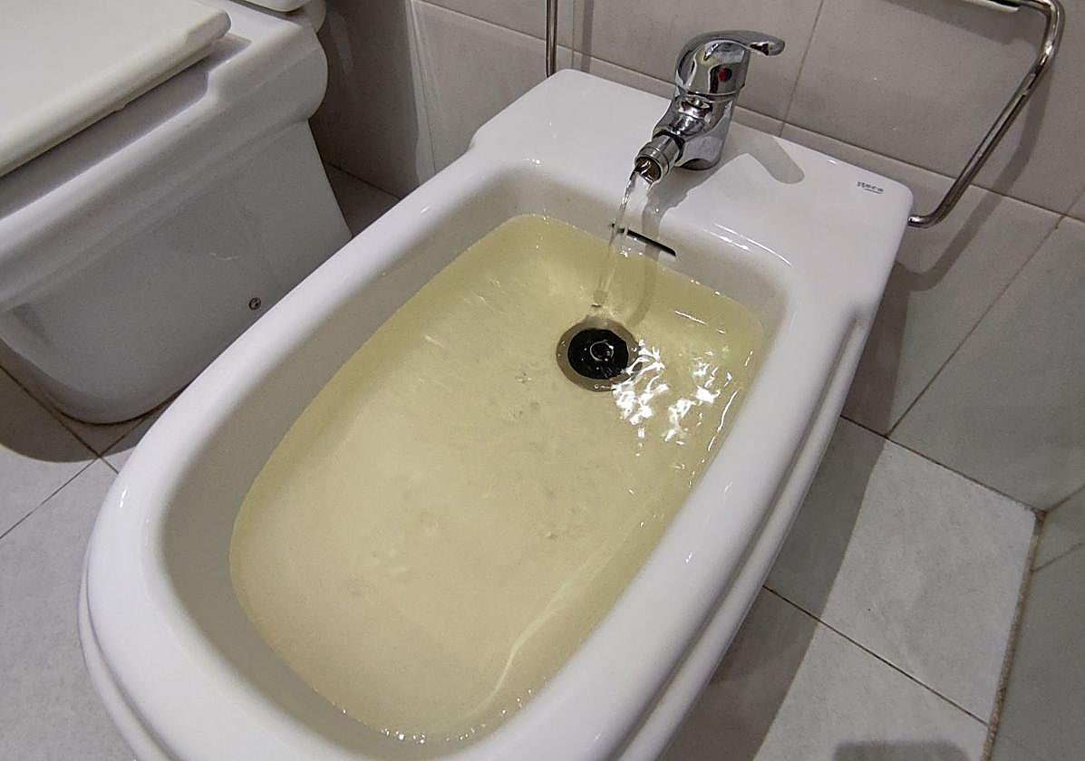 El agua sale turbia en una casa de la capital segoviana.
