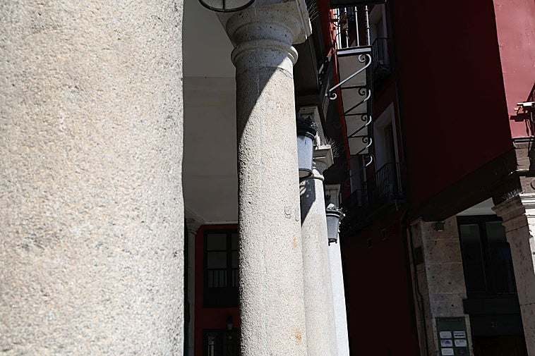 La columna falsa ubicada en el número 19 de la Plaza Mayor de Valladolid.