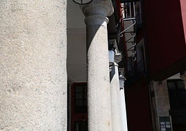 La columna falsa ubicada en el número 19 de la Plaza Mayor de Valladolid.