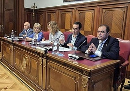 La presidenta de la Diputación, en el centro, con los diputados Urbano Alonso, María José de la Fuente, Juan Antonio Obispo y Adolfo Palacios, en el pleno de hoy.
