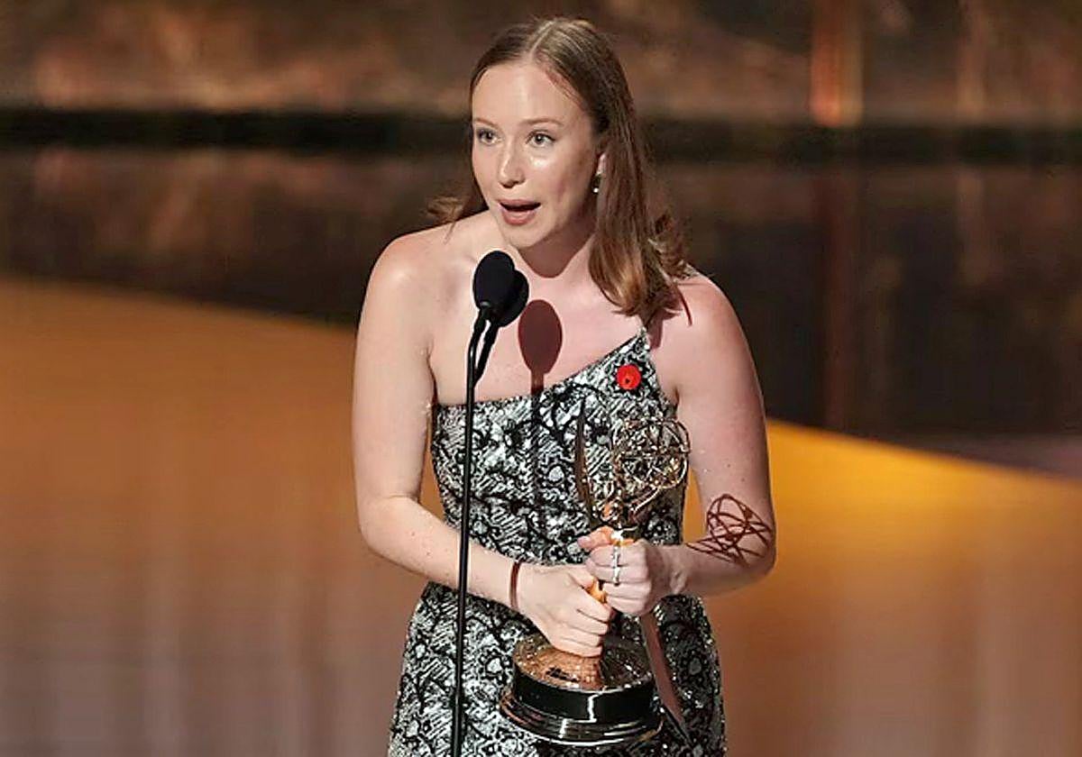Hannah Einbinder en la gala de los Premios Emmy 2025.