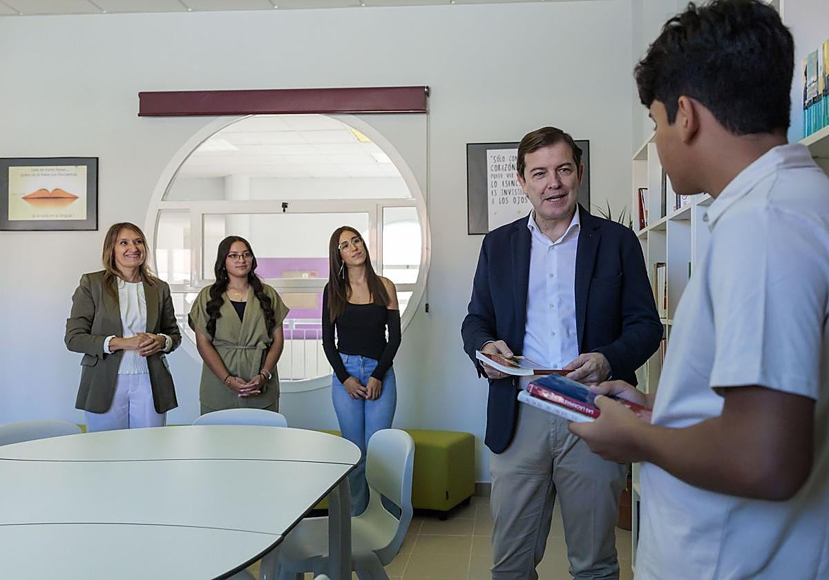 El presidente Mañueco conversa con varios alumnos en Villamuriel en presencia de la consejera de Educación, Rocío Lucas, a la izquierda.
