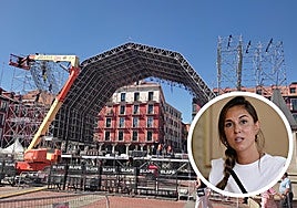 Desmontaje del escenario de la Plaza Mayor. En el círculo, la concejala Blanca Jiménez.