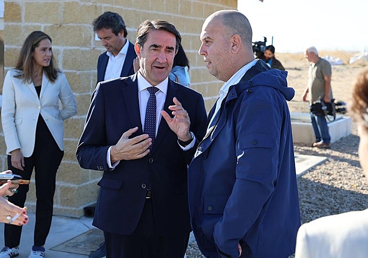 El consejero de Medio Ambiente (i), Juan Carlos Suárez-Quiñones, conversa con el alcalde de Geria, Cristóbal González, en la visita a la nueva EDAR de la localidad.
