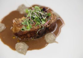 Râble de conejo con salsa de chocolate