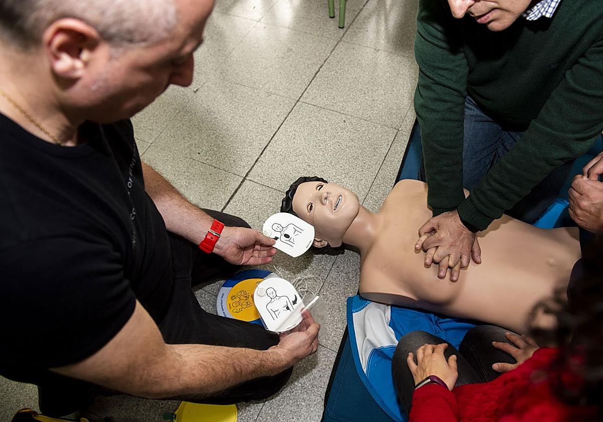 Una persona imparte una formación sobre el uso de un desfibrilador.