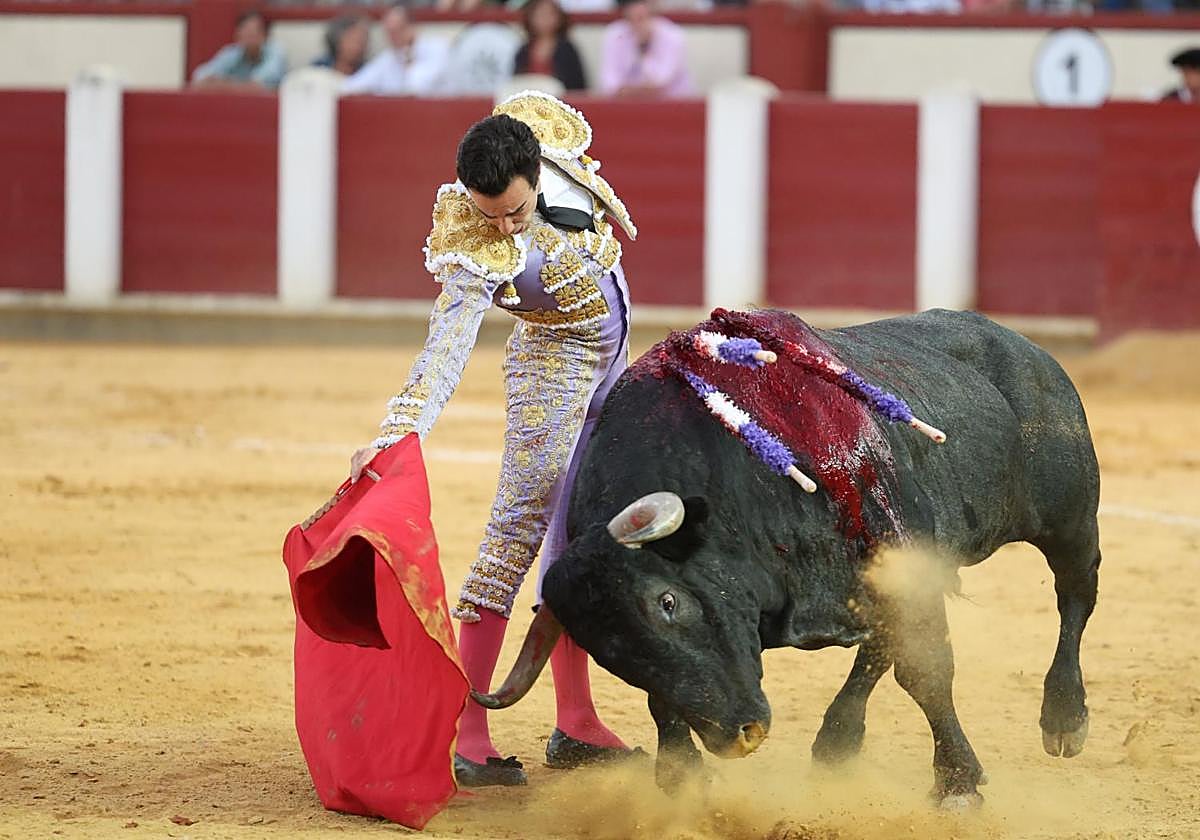 Tomás Rufo, durante la faena el pasado sábado en Valladolid.