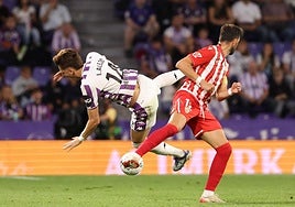 Alejo y Baptistao, en disputa por un balón el pasado sábado en Zorrilla.
