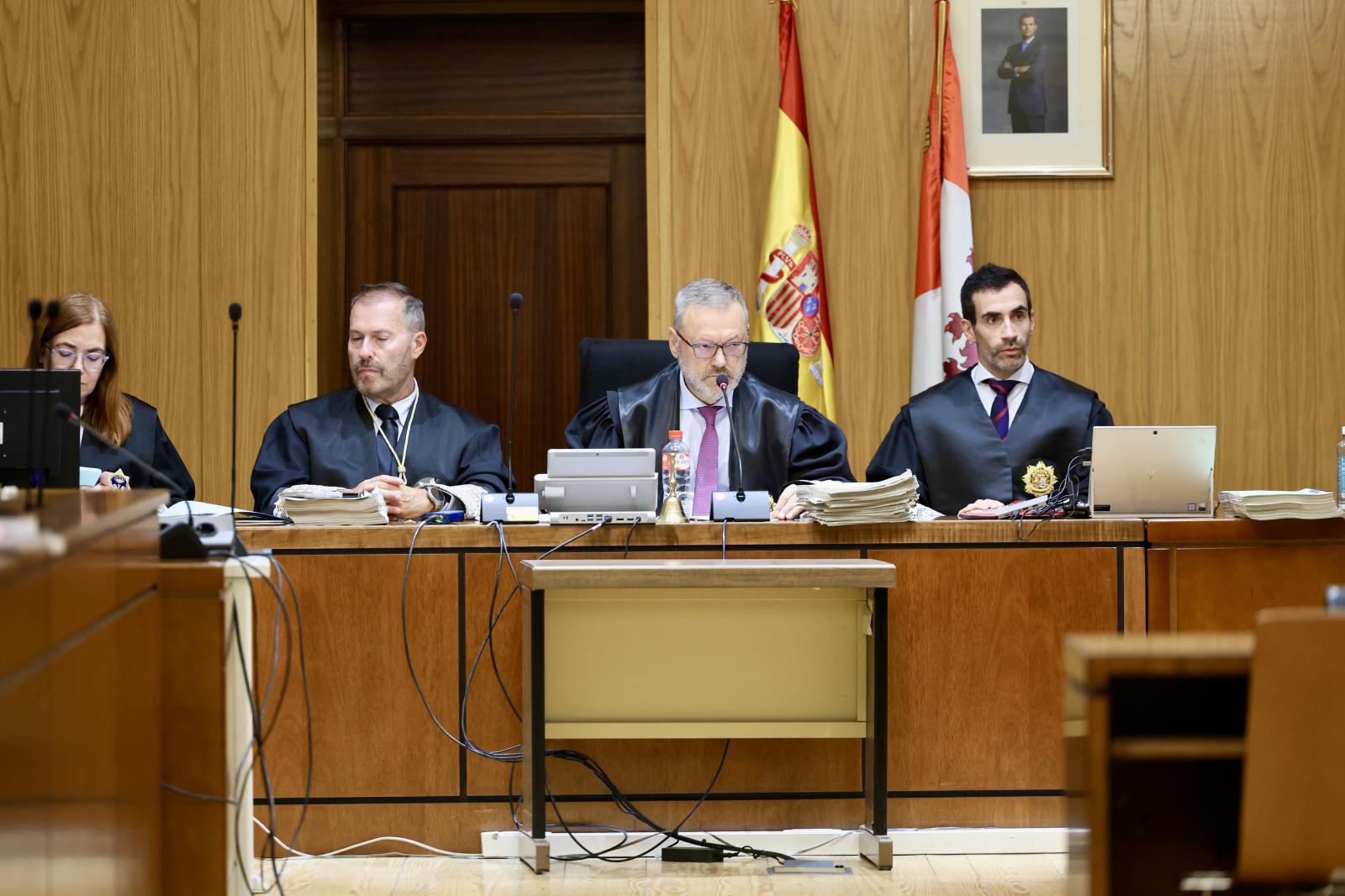 Los magistrados de la sala, durante la sesión del lunes.