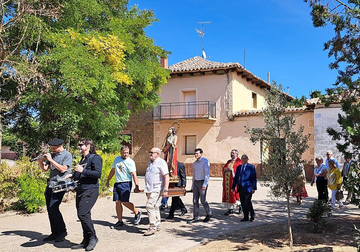 Los vecinos de Santa Eufemia del Arroyo procesionaron a su patrona