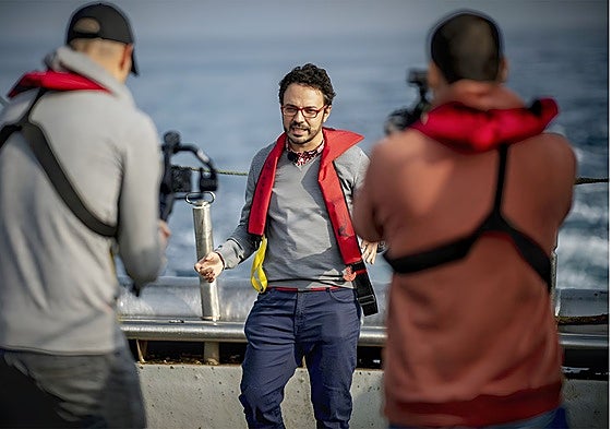 El mayorgano Alberto Pérez Castellanos en el desempeño de su profesión como periodista