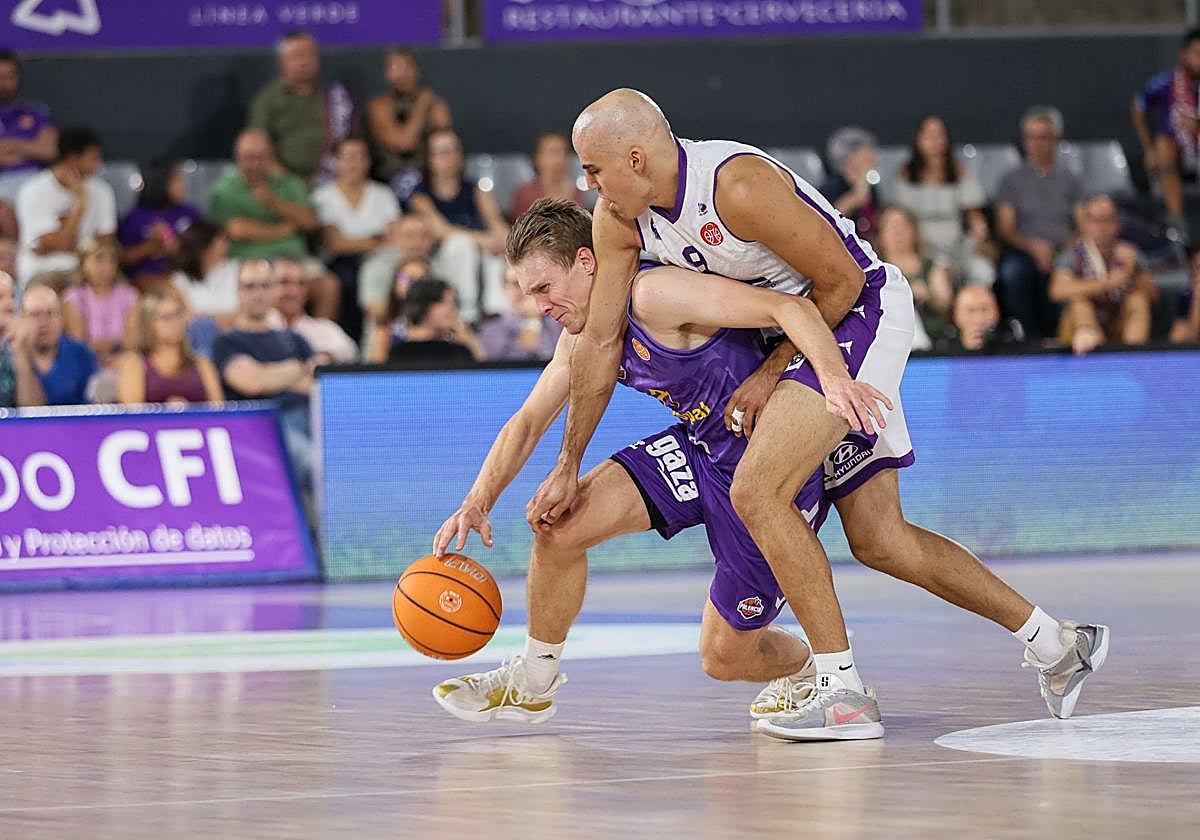 Pau Isern trata de robar el balón a Tobías Borg.