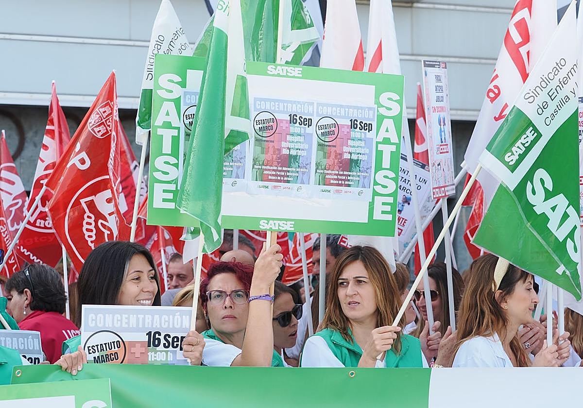 Concentración de sanitarios en Valladolid, este martes.