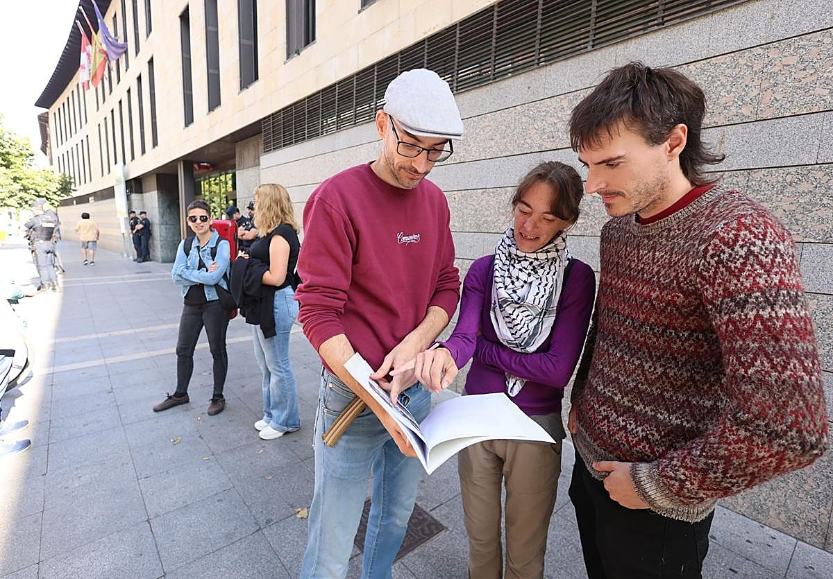 Jorge Lebrero, Javier Lázaro y Eva Valentín, este martes frente a los juzgados de Valladolid.
