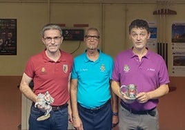 Los integrantes del Club Billar Valladolid posan con el trofeo.