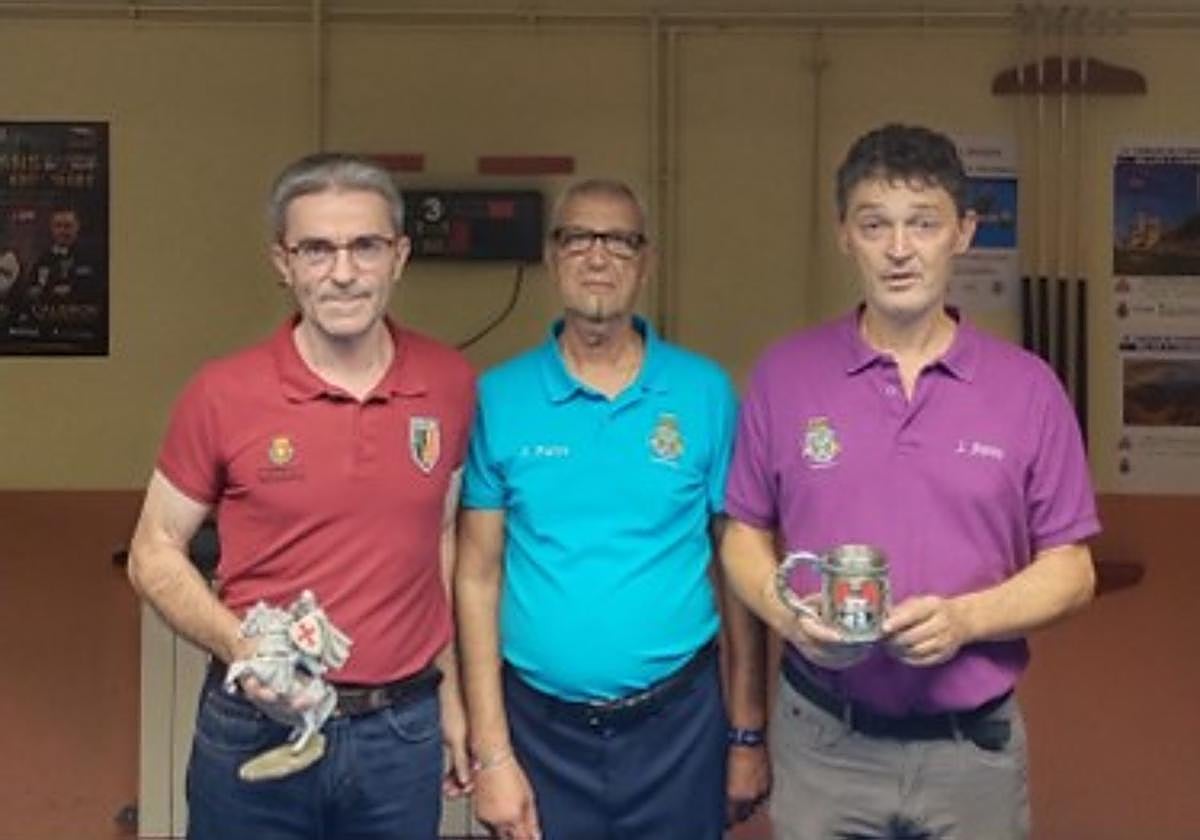 Los integrantes del Club Billar Valladolid posan con el trofeo.