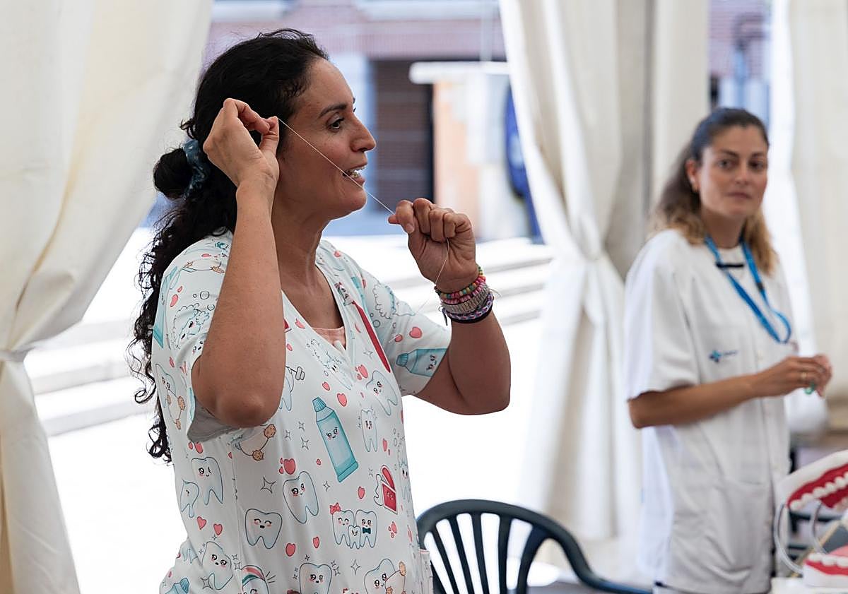 Imagen principal - La salud sale a la calle en La Cistérniga: de los primeros auxilios al cuidado bucodental