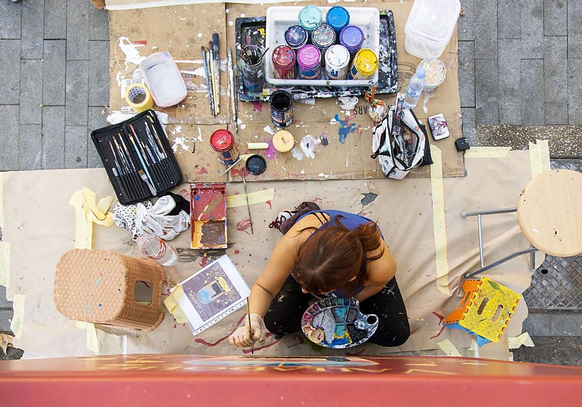 Una de las artistas, trabajando en la calle.