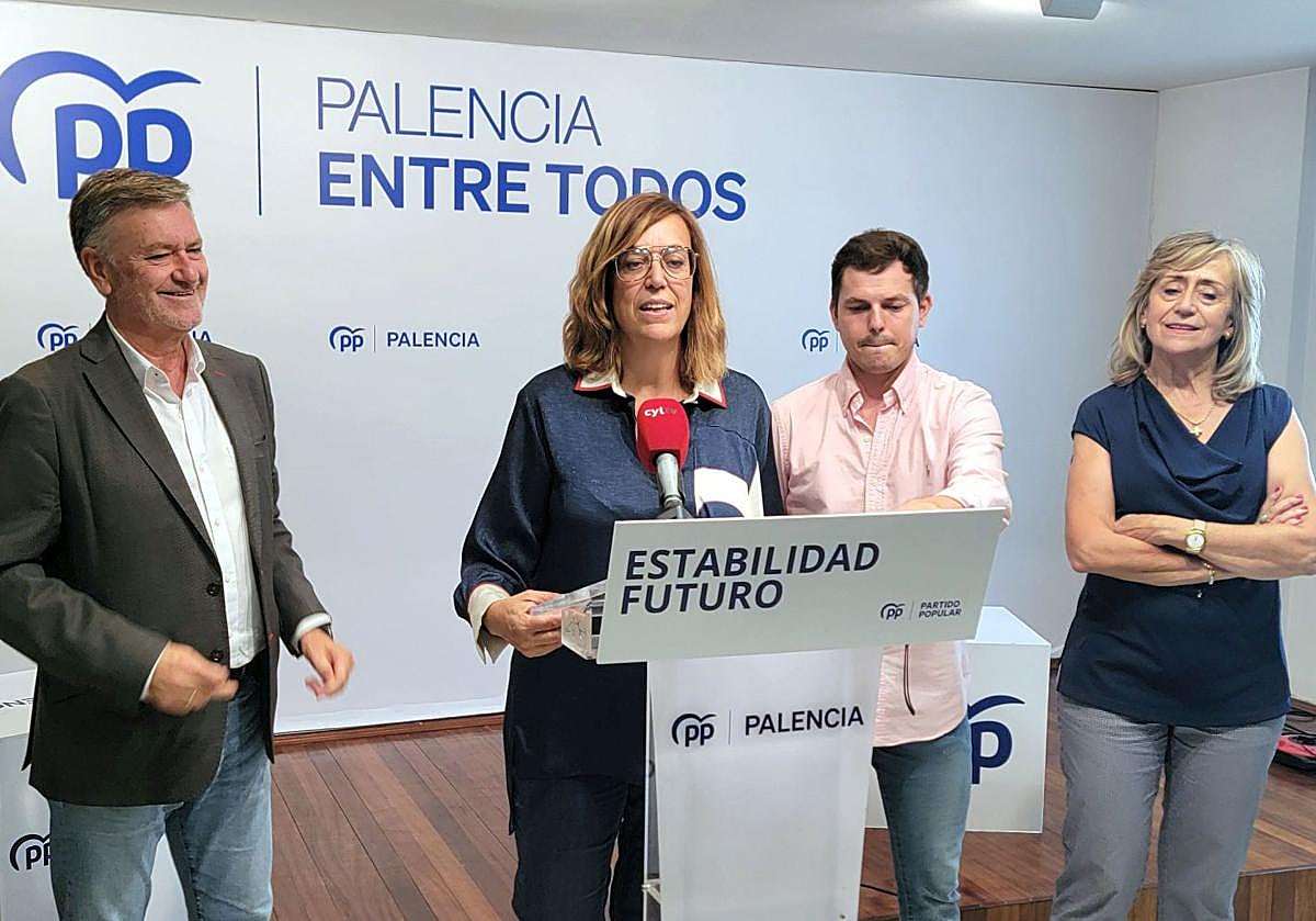 Armisén interviene, junto a Francisco Vázquez, Víctor Torres y María José de la Fuente.