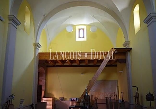 Interior de la iglesia a la venta en el centro de Toro.