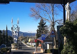 Acceso a la urbanización Los Ángeles de San Rafael, en El Espinar.