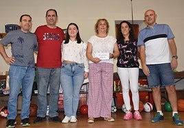 El equipo ganador posa con la alcaldesa de Zarzuela del Monte y los organizadores.