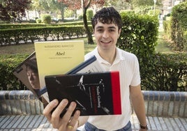 El creador de contenido Néstor Baruque muestra algunos de sus libros favoritos.